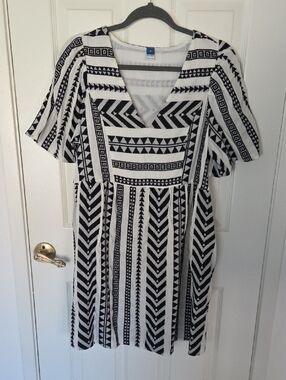Old Navy Black & White Geometric V-Neck Midi Dress